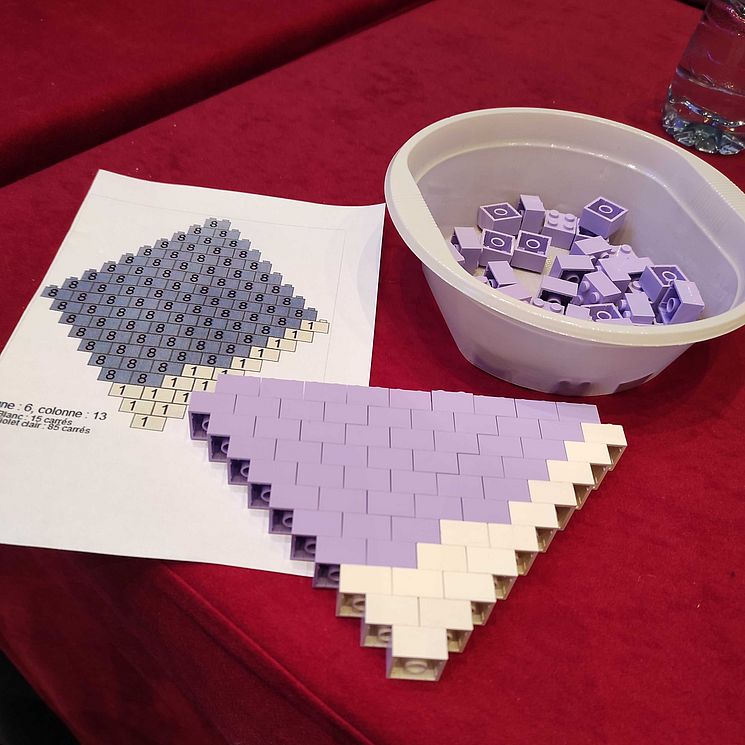Lego bricks and instructions for building a part of the Symfony logo.