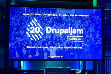 Projection screen with the text "Drupaljam" and "open up"